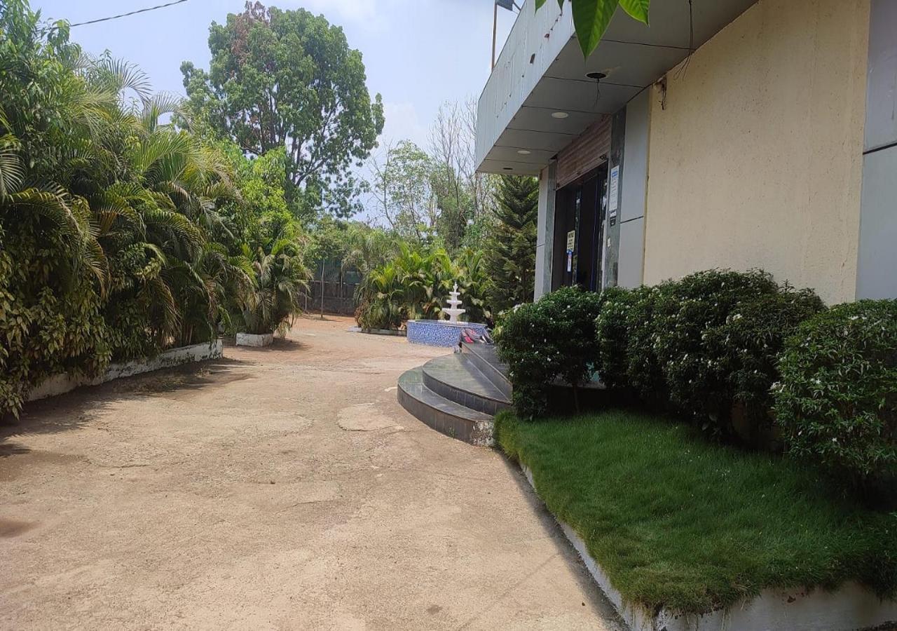 Hotel Metro Palace Resort Karjat Ngoại thất bức ảnh
